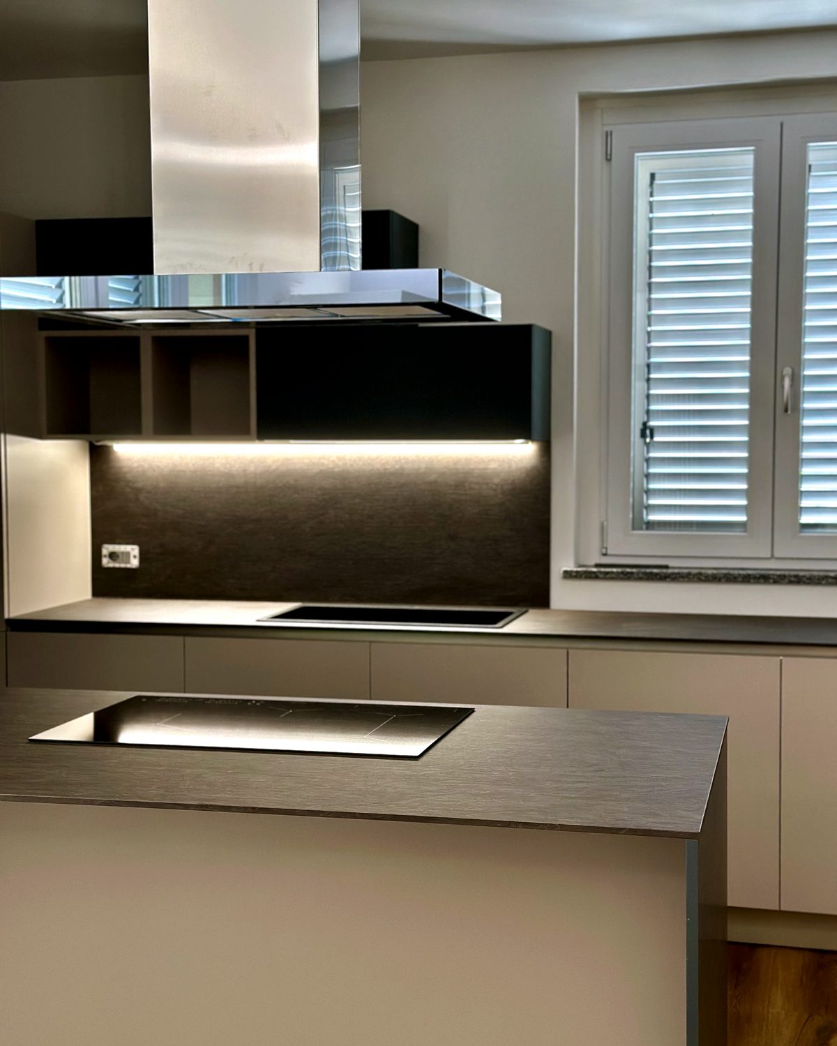 Cucina di un appartamento riqualificato, con isola e piano cottura a induzione